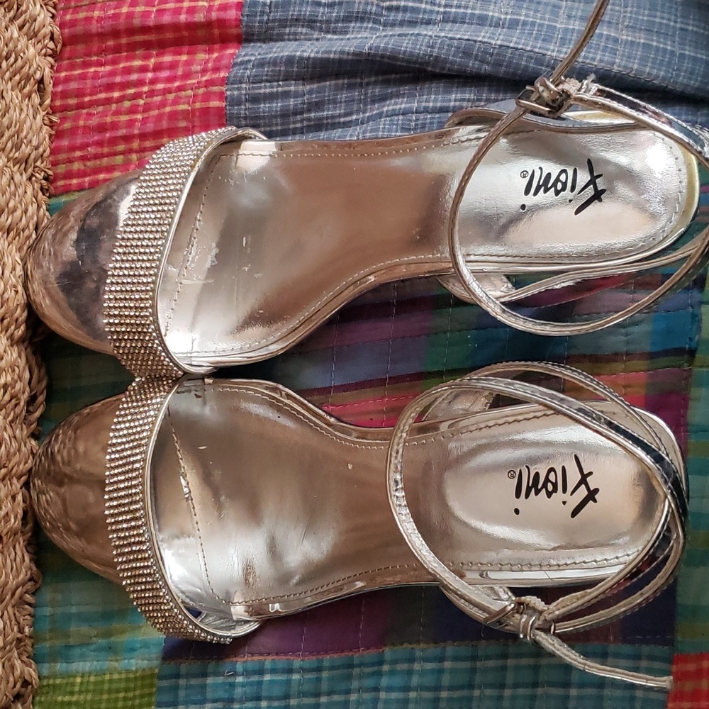 Fioni Silver Sparkle Kitten Heel Sandals - 9W